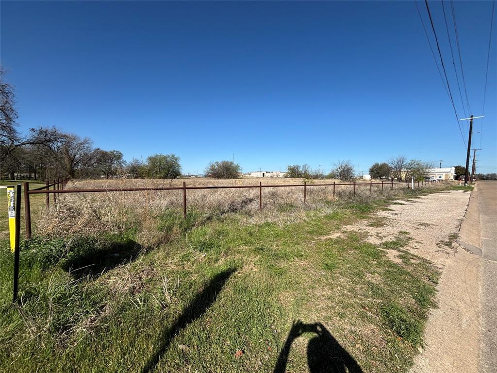 Development opportunity. Surround by County Offices across street from City Park. Next Door to Hood County Justice Center and Tax assessor.
Good location for office or warehouse development. Attorney's can walk to court.