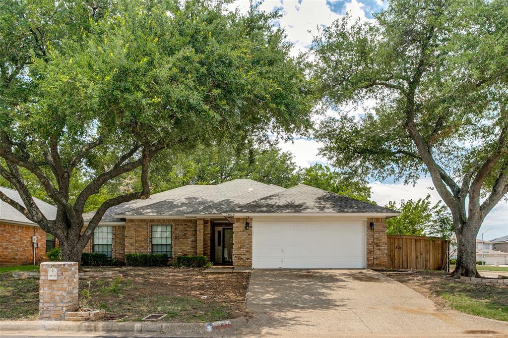 Beautifully updated 3 bedroom and 2 bath home offering 1,757 sq. ft. of move-in ready living space in an established Fort Worth neighborhood. The spacious open-concept floor plan features a large living area with soaring vaulted ceilings, updated modern light fixtures, and a stunning floor to ceiling brick fireplace that creates a warm and inviting focal point.
The remodeled kitchen is designed for both style and functionality, featuring granite countertops, crisp white cabinetry, a designer tile backsplash, stainless steel appliances, abundant storage, and a center island overlooking the breakfast area. Luxury vinyl plank flooring flows throughout the entire home, providing a seamless, low maintenance finish.
The spacious primary suite offers a beautifully updated ensuite bath with a frameless glass walk-in shower, soaking tub, dual vanities, and generous closet space. Secondary bedrooms are well-sized and versatile for family, guests, or a home office.
Step outside to enjoy the large, private backyard, offering plenty of room for entertaining, pets, children's play, gardening, or even adding a future pool. Whether hosting family gatherings or relaxing outdoors, this backyard provides endless possibilities.
Ideally located with convenient access to major highways, shopping, restaurants, schools, parks, and everyday amenities, this home combines modern updates with an unbeatable location.