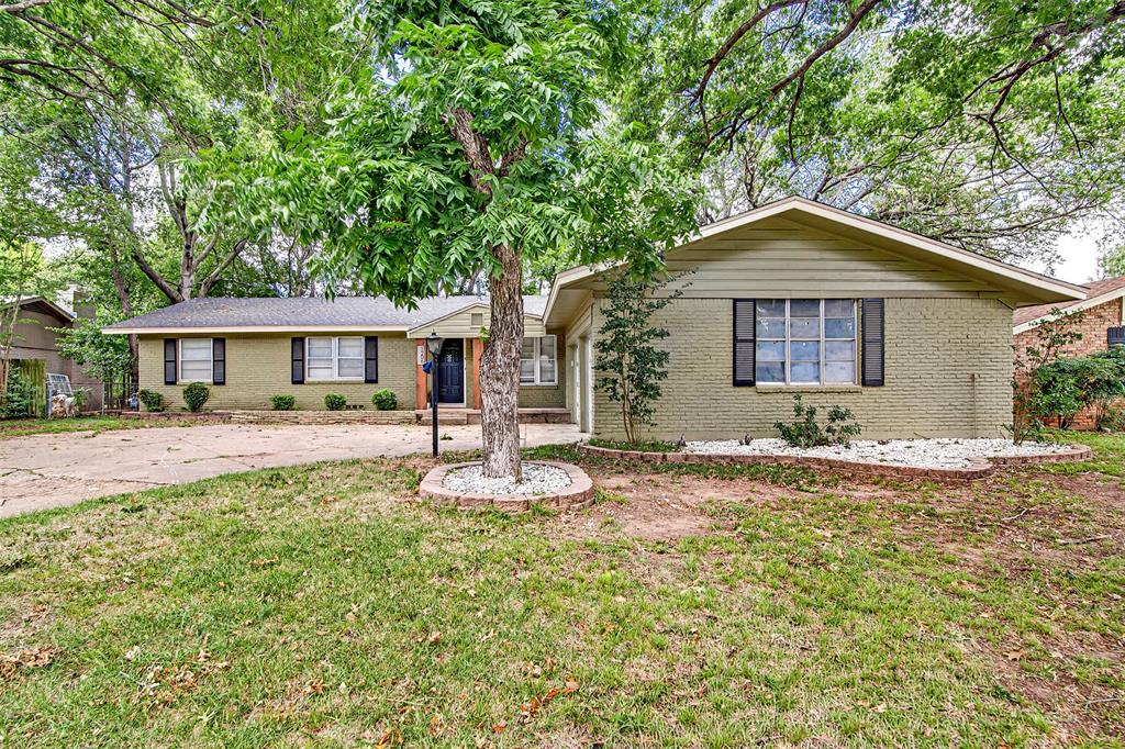 Great opportunity in a classic Arlington neighborhood!  Adorable 3 bedroom 2 bath home with lots of charm, backs up to Pantego Christian School.
Family room, living room, dining room and kitchen are open with tons of natural light.  Dining room and living room have hardwood floors, freshly updated carpet in bedrooms and family room.  Roof and HVAC replaced in 2025.  Close to dining, shopping and entertainment!
More Photos will be added next week