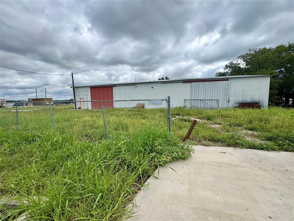Outstanding opportunity in one of North Texas’s fastest-growing towns! This commercial property offers excellent visibility, convenient access to Hwy 114 & I-35W, and is ideal for retail, office, or service use. Justin continues to thrive with steady population and housing growth. Don’t miss your chance to establish your business in the heart of a booming community!