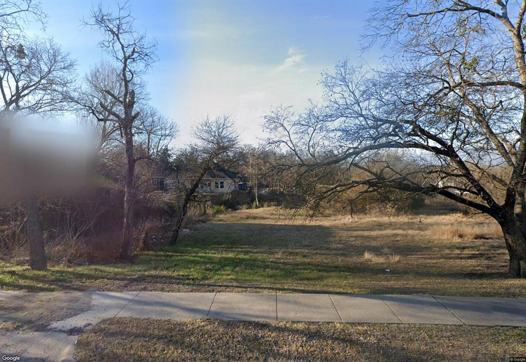 Excellent opportunity in up and coming area within walking distance to Historic Downtown Waxahachie. New homes and condos going up all around this lot as well as current historic homes being renovated, come be in the thick of it!