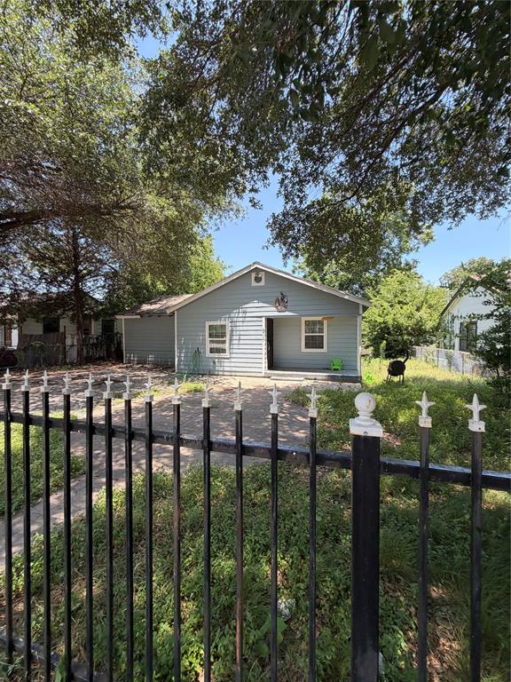 Welcome Home! 3 Bed 1 Bath fully fenced property in the heart of Fort Worth. Recessed lighting throughout, separate dining and living areas, good sized rooms and a nice iron gate, extra slab poured for extra parking space. This home is in need of some TLC but has lots of potential. Minutes from downtown Fort Worth, retail and highways. Come and check it out!