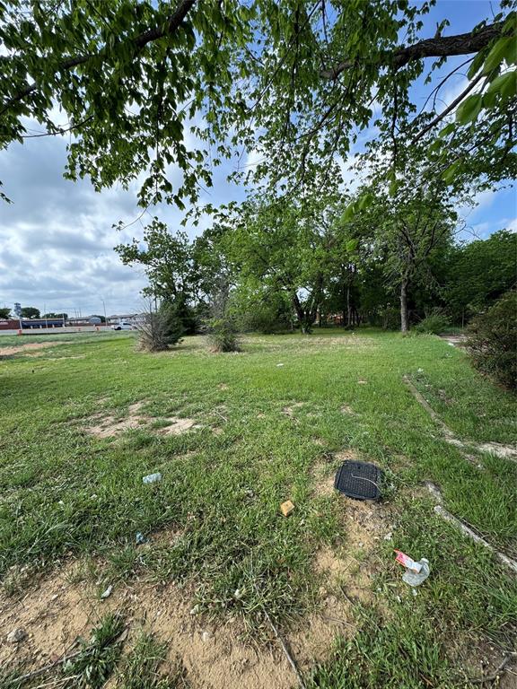 Nice lot ready for new build. NEZ-Tax abatement and plans have already been approved by the city. However, this lot is PD-Planned Devlopment, meaning if you would like to build something different (a duplex,or business) you can go before the city and have it changed. The city has currently approved a single family 4bed 3bath.