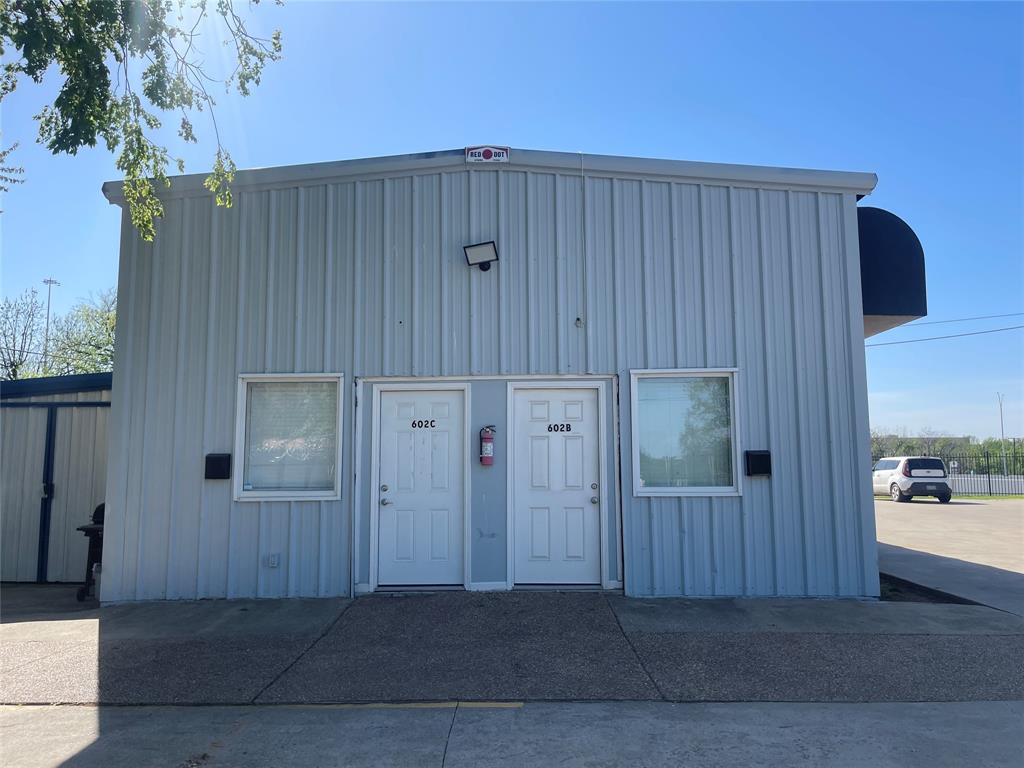 LOCATION! LOCATION! LOCATION! Small office space available with plenty of parking space and gated. Literally minutes away from Downtown Dallas with beautiful view of the skyline. Perfect for a small business who needs easy access to the highway that is centrally located and minutes away from everywhere. This could be great for a small fleet of courier service or small company needing plenty of parking for work vehicles. Tenant and tenant representation to verify all information and measurements. Tenant will also pay triple NNN, call listing agent for more details.