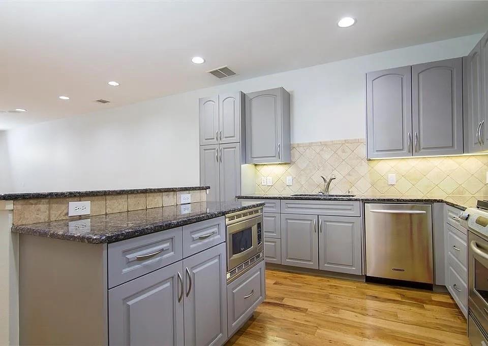 Shelby Court Oaklawn Condos - Residential