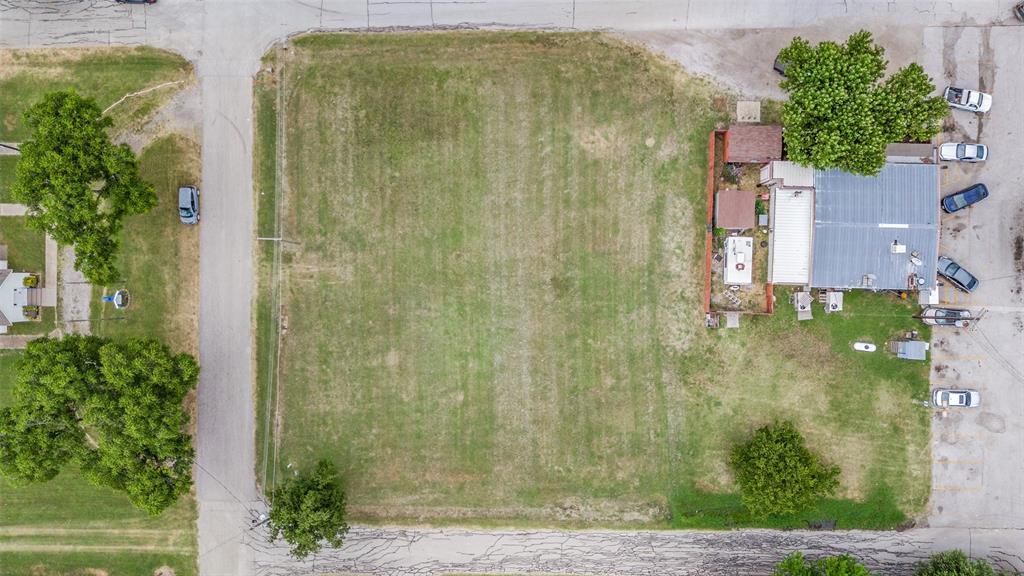 Price to sell! Awesome Commercial Lot Zoned Bussiness ('B'). Great location!! Attached list for purpose and intention land uses. Ideal opportunity, better take a look! , won't last long!! BUYER AND BUYER AGENT TO VERIFY ALL THE INFORMATION HERIEN.