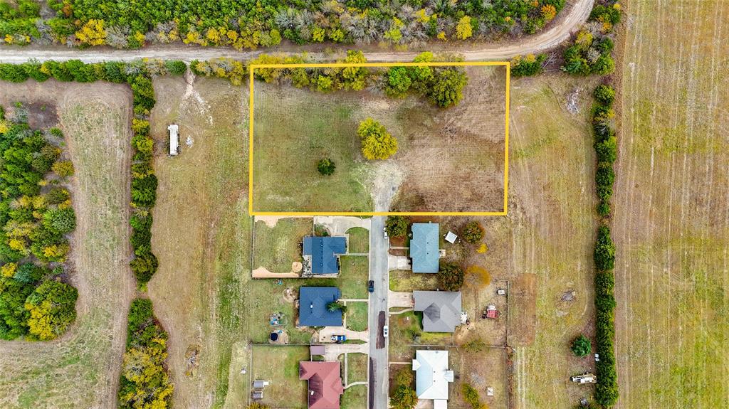 Excellent Investment Opportunity in Chisum ISD!
This 1.58-acre tract offers exceptional potential for residential development or investment. Conveniently located with frontage on both York Street and 6th Street, this property provides easy access and multiple building options. Zoned Residential with all utilities available at the street. Situated in the highly sought-after Chisum Independent School District and less than .24 mile from the Loop, offering quick access to shopping, dining, and town amenities. Enjoy the perfect balance of convenience and opportunity with this versatile property.