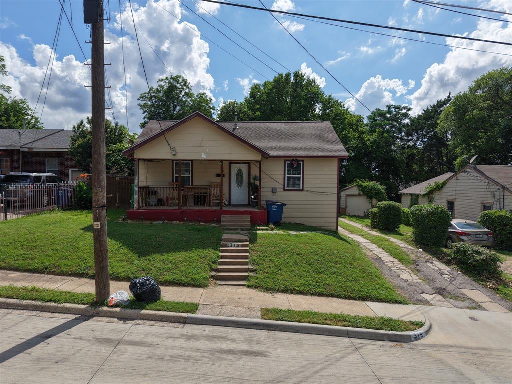 Discover the potential of this 3 bedroom, 1 bath home nestled on a generously sized lot with stunning views of the Downtown Dallas skyline. Whether you're looking for your next home, an investment opportunity, or a property to customize to your vision, this one offers endless possibilities in an area experiencing exciting growth and development. A rare chance to secure a great lot and location!