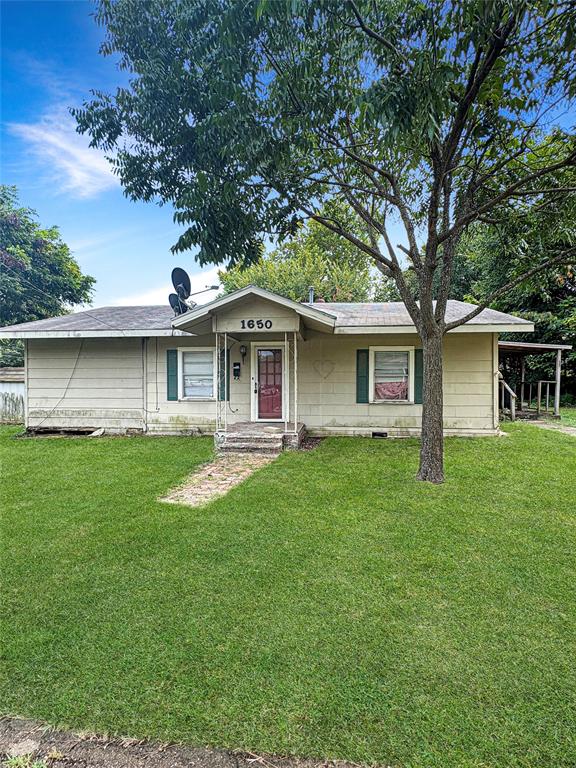 3-bed, 1-bath home featuring a fresh, updated interior with new walls and paint. The bathroom tile has also been updated. Needs flooring, but great for investors or buyers looking to make it their own in the heart of Paris. Includes a brand-new roof installed in October 2025.