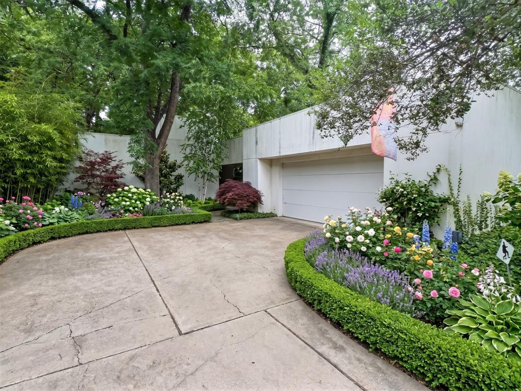 ***RARE ARCHITECTURAL CONTEMPORARY***Imagine a home not just built, but crafted with boldness and a vision of the future, this contemporary house stands as a unique masterpiece on an oversized tree filled lot. It boasts soaring ceilings, expansive walls of glass, and a seamless blend with the lush outdoors, offering a breathtaking experience that's hard to find. Despite its striking features, this property awaits a personal touch to elevate it to modern luxury standards, perfect for those enthusiastic about infusing their style into a solid architectural canvas. Envision transforming generous spaces equipped with hardwood floors and multiple fireplaces, into your custom dream home. This is an exceptional opportunity to revive a one of a kind property in a prestigious neighborhood, ideal for buyers seeking to customize a true showpiece. ****RECENTLY APPRAISED AT $932,000 AS-IS**** Main photo AI enhanced for Illustrative purposes only.