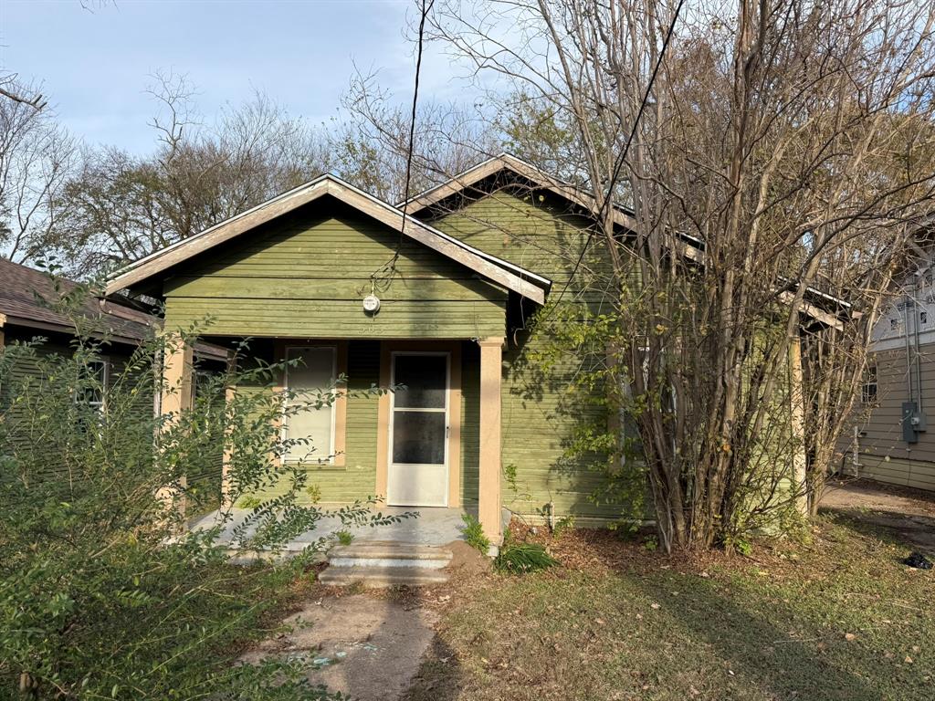 Investor Opportunity with Significant Value-Add Potential in Corsicana, TX! 
Investor or Cash (Hard Money) END Buyers. NO BLIND OFFERS. NO SELLER FINANCE  or NO CREATIVE FINANCING.
This property presents a compelling opportunity for investors seeking a full renovation project with clear upside. The home features a functional layout and original hardwood floors, offering a desirable architectural element that can be restored and highlighted as part of a thoughtful rehab.

The property will require repairs, including mold present in the back room, roof damage over the bathroom, and possible foundation issues. These known and suspected conditions are reflected in the pricing and create a defined scope of work for buyers prepared to renovate and add value.

Corsicana continues to attract demand for updated housing, and renovated homes in the area perform well across both resale and rental markets. With limited renovated inventory available, this property offers investors the opportunity to improve, reposition, and capitalize on ongoing buyer demand.

Ideal for experienced investors, rehabbers, or cash buyers looking for their next project. Bring your contractor, evaluate the scope, and unlock the potential this property has to offer.
