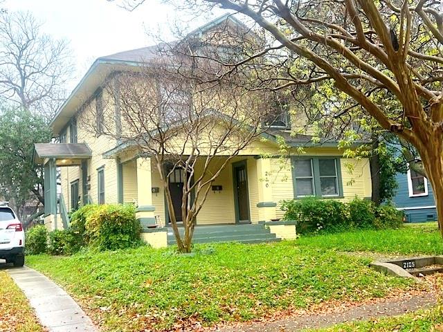 Winnetka Heights Historical District Home, 1 Bedroom, 1 Bath Craftsman Style, First floor apartment,  Built in 1927, historical character and modern updates. Bright kitchen and bath with beautiful title floor in the bathroom. Original Harwood floors throughout and updated kitchen countertops. Large, fences-in back yard with lots of trees. Plenty of parking in the front and back(parking for 5 cars in the alley) of the property, driveway. Tenant is responsable to pay for the ELECTRICITY. No pets larger than 35 pounds.