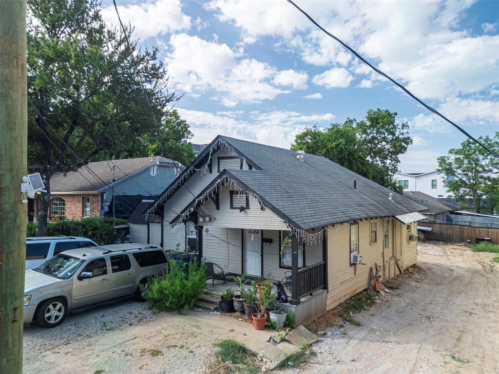 4707 Sylvester St is a rare teardown opportunity in the heart of Dallas’ booming Medical District. With no more land available in this coveted area and a brand-new multifamily development rising right next door, this property is a blank canvas for visionary investors and developers. Perfectly positioned for townhomes or a small multifamily complex, it offers unmatched potential in a rapidly appreciating pocket where demand is sky-high. This is the kind of opportunity that doesn’t come around twice—secure your footprint in one of Dallas’ most sought-after growth corridors.