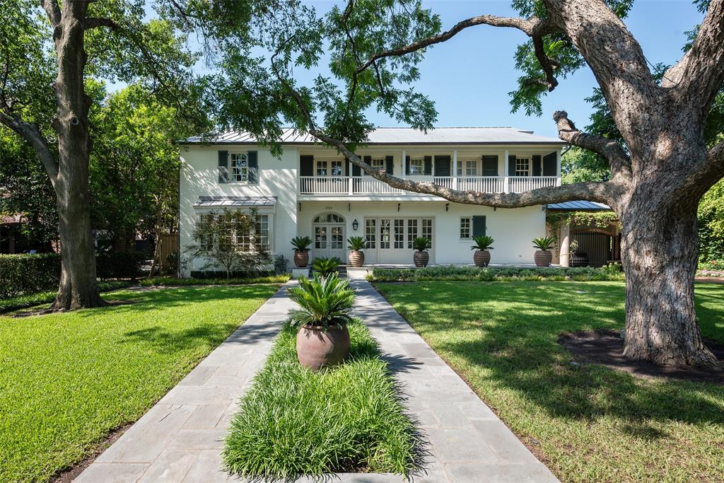 Beautiful Devonshire estate, custom built by Ryan Houston, that captures the essence of Louisiana architect, A. Hays Town, w modern updates. The front hedgerow creates a private haven on oversized 0.68-acre lot. Expansive front porch invites you into light-filled foyer, opening to dining rm w butlers pantry ft wet bar w wine fridge. Gourmet chef’s kitchn w large island, morning room, breakfast nook that connects to screened porch. Fam rm w fireplace & French doors to the backyard opens to large study. Downstairs bedrm w ensuite bath. 2nd flr boasts the primary suite w balcony overlooking backyard, bathrm w dual vanities, a jetted tub, shower, & separate walk-in closets. 2nd flr also has game rm that connects seamlessly to workout rm, 3 spacious secondary ensuite bedrms & study w built-ins. Backyard oasis ft lushly-landscaped yard, detached ~371 SF guest qtrs w full bath, screened porch, large patio, covered grilling area, a two-car garage, accessed by a gated driveway & porte cochere.