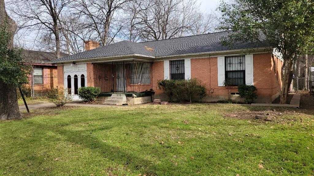 3-2 single story with  wood stained kitchen cabinets. Fully landscaped with 10 X 20 storage shed with elec. Large pantry, , high eff central AC unit, ceiling fans, Covered front porch and large shade trees, Centrally located near shopping, dining, and major roadways for easy access throughout Dallas. A wonderful home at an affordable price, come see it while you can.