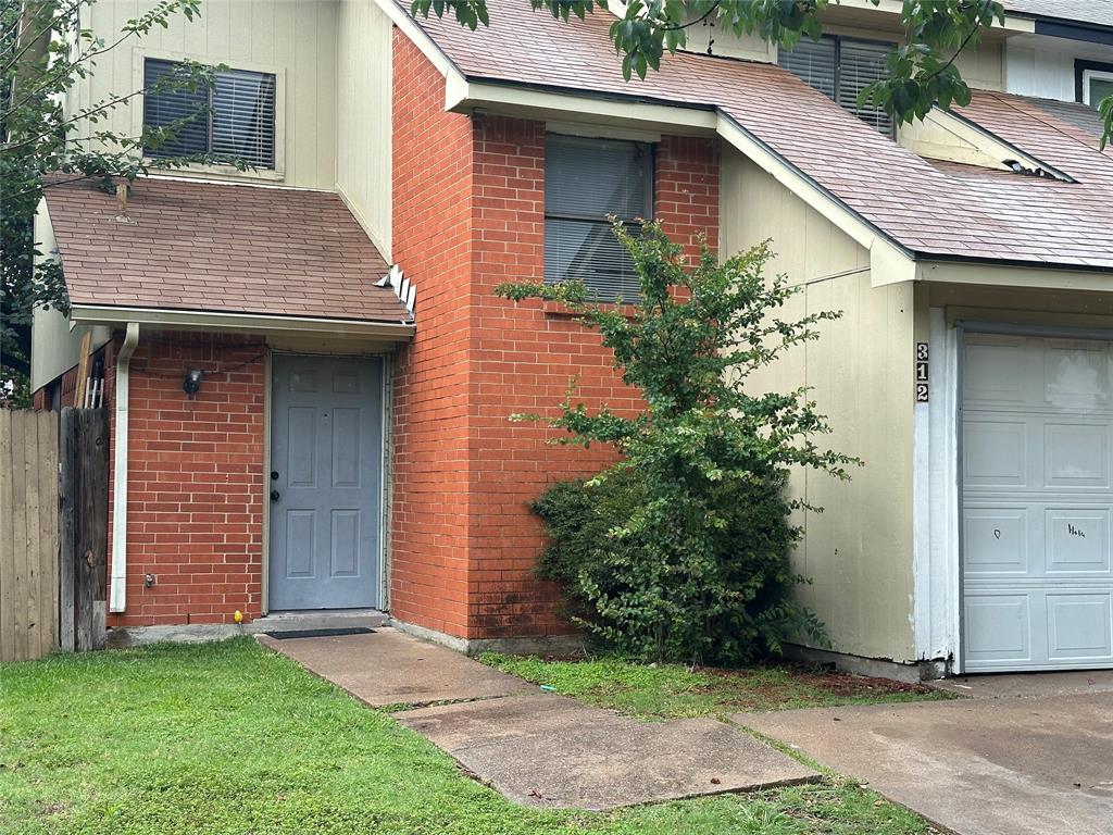 Great investment opportunity! Location, location, location. This home is just minutes from Arlington Ballpark and Epic Central with its waterpark, adventure park, live music, dining, Property in good conditions and well maintained unit , ready to move in! 
This property is an excellent opportunity for a flip, rental, or personal renovation project.