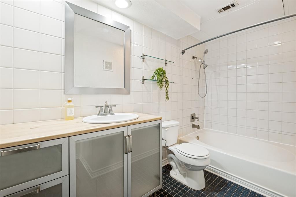 Oaks Of Lakewood Condo - Residential