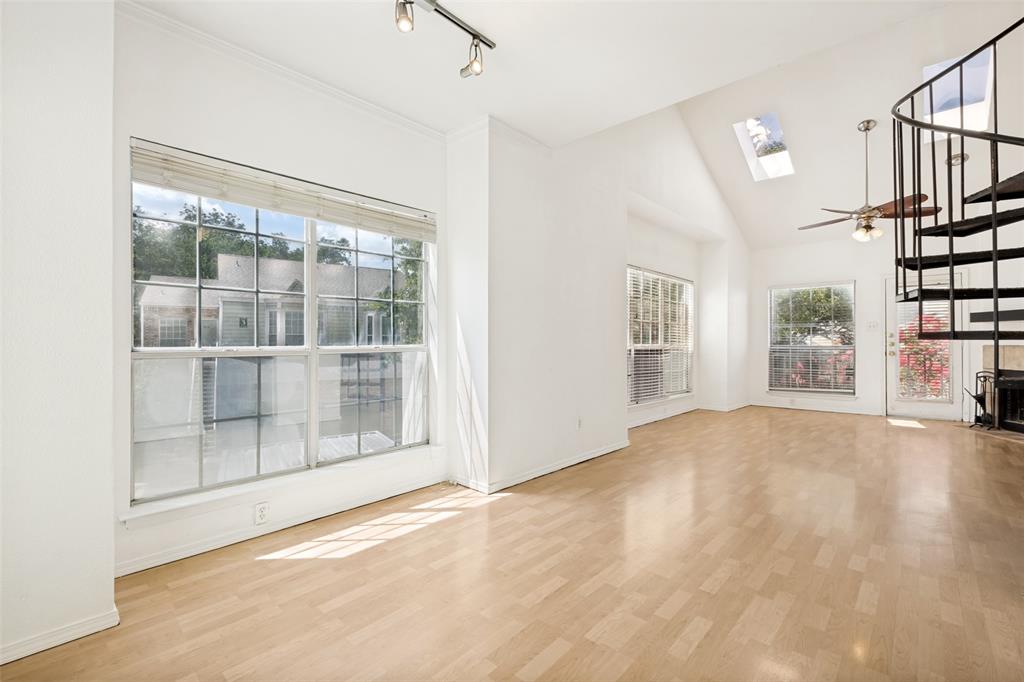 Oaks Of Lakewood Condo - Residential