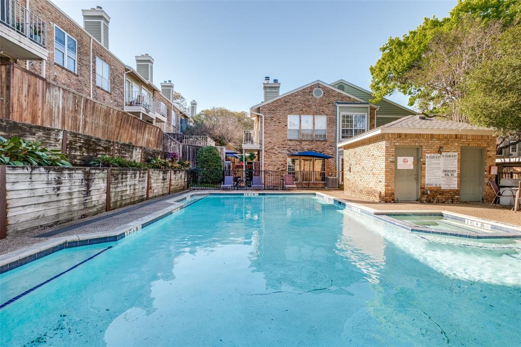 Oaks Of Lakewood Condo - Residential