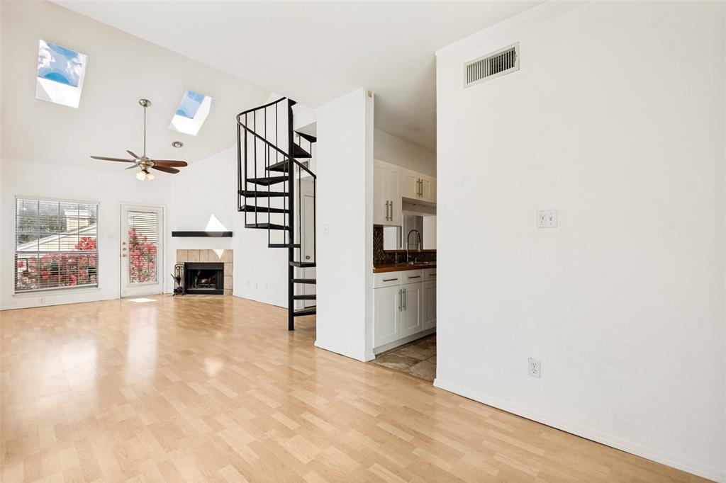 Oaks Of Lakewood Condo - Residential