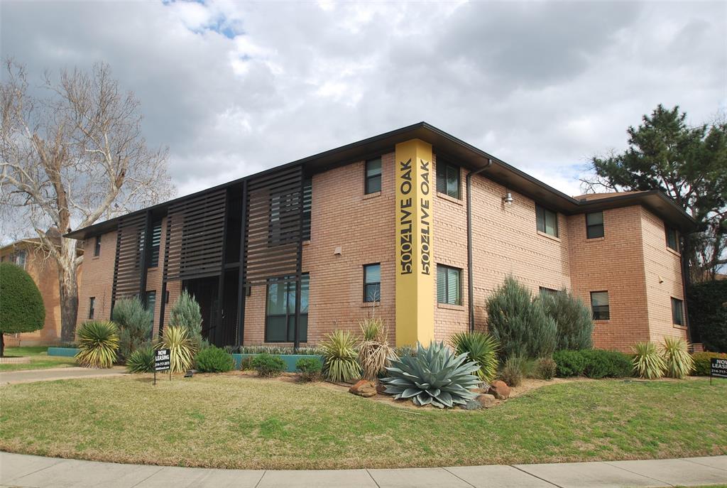 Just renovated 2 bedroom unit in great central location. Stainless appliances, granite countertops, vinyl wood plank flooring, 2 inch blinds, and more. Beautiful courtyard with canopy, fountain, seating and grilling areas. Modern, secured complex. Near some of the best restaurants, nightlife, and culture Dallas has to offer.