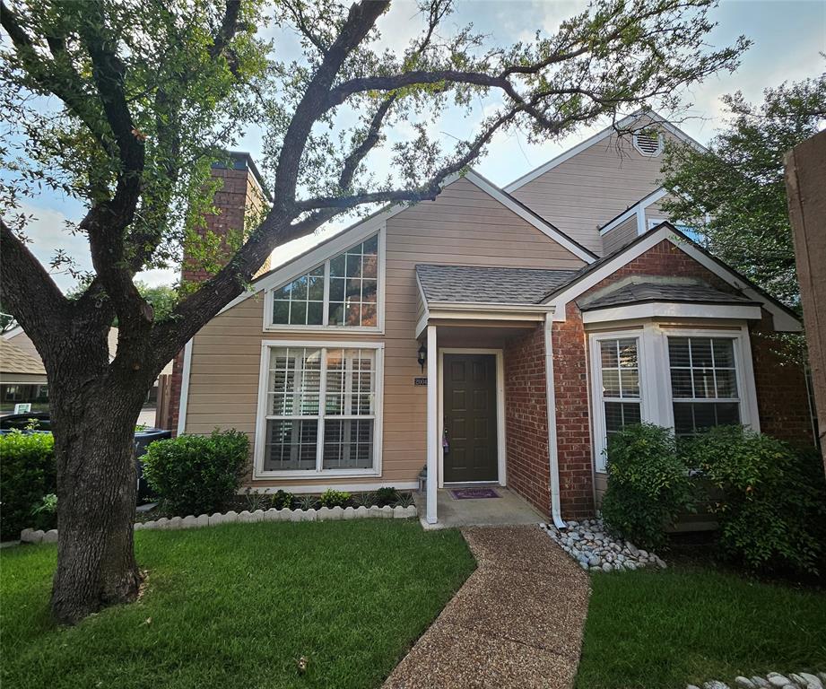Perfect location in the highly desirable Plano ISD. Enjoy a quiet, centrally located neighborhood with quick access to anywhere in the Metroplex, just minutes from the Dallas North Tollway and LBJ Freeway, and only 25 minutes from Downtown Dallas.
This immaculately maintained townhome offers a fantastic floor plan. The downstairs primary suite features direct access to the patio and an spacious bathroom, you’re going to fall in love with it!!! It includes a spacious shower with a frameless glass door, granite countertops, a floor-to-ceiling built-in storage cabinet, and two generous closets.
The living room features soaring ceilings, a wet bar, a cozy fireplace, and beautiful views of the patio. Two bedrooms on the second floor with a shared bathroom. Residents also enjoy access to the community pool.