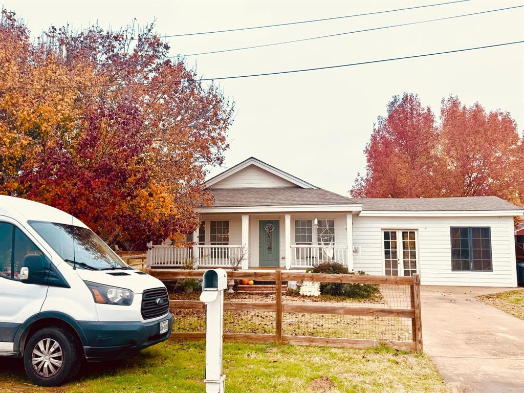 This home is priced to sell. It's estimated ARV of $270K, making it an excellent opportunity for investor or 1st time homebuyer.
