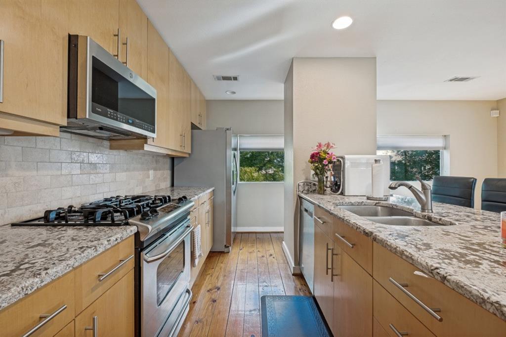 Akard Street Twnhms - Residential