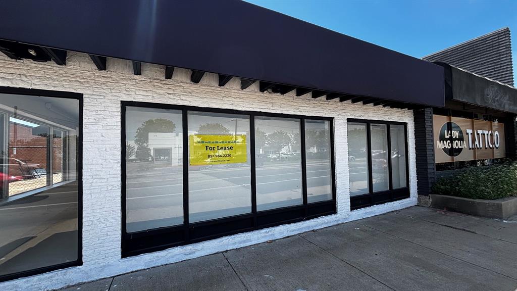 Newly Renovated Commercial Building Near Dallas Love Field

Exceptional visibility, strong traffic counts, and outstanding signage opportunities make this newly renovated commercial building a standout choice for any business looking to be seen.  Located directly across from Dallas Love Field Airport along one of the city’s most active corridors, this property offers daily exposure to drivers, travelers, and nearby businesses. With excellent frontage, a pole sign, and additional signage potential, your business will have a strong street presence from day one.

The building has been fully updated and features a bright, professional interior with abundant natural light, a kitchen area with granite countertops and sink, one bathroom, and generous storage space. The layout is well-suited for a variety of office or service-based users, including attorneys, insurance agencies, medical professionals, tax offices, financial services, quick loan companies, or other businesses that benefit from visibility and convenient access.

A truly unique feature of this property is its direct ingress and egress connecting W. Mockingbird Lane to Fielder Court. This rare access point creates an easier experience for clients, customers, and staff while setting the property apart from others in the area.

With its updated condition, high-exposure location, Love Field frontage, and valuable signage opportunities, this is a rare opportunity to position your business in one of Dallas’ most visible commercial corridors.