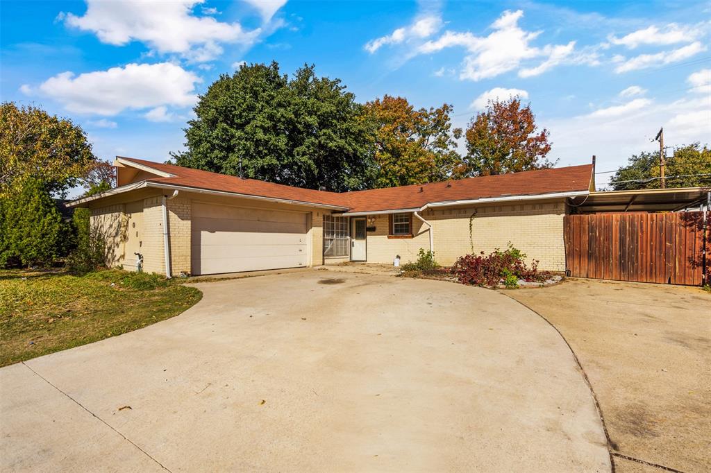 Opportunity awaits in this 3-2 1960s ranch in Garland. An open floorplan, vaulted ceiling and mid century vibe awaits a refresh to be brought up to it's potential. Title is open and court documents are on file with Independence Title Co. Lakewood with Susie Nichols, Escrow Officer. Please see documents for offer instructions on the TransactionDesk.