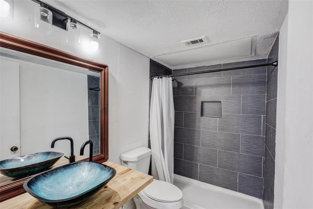 Priced to sell! You just found a condo in Lake Highlands with an amazing price point! This location is special, close to Highways, restaurants, shopping, parks and entertainment. Excellent schools and much more. Call or have your agent schedule you a tour immediately!
