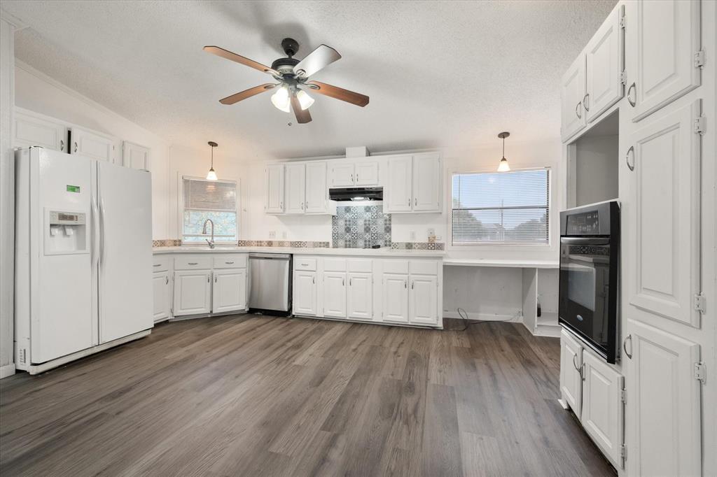 SELLER FINANCING AVAILIBLE! The property qualifies for a grant program to assist in closing costs, up to 3% of the loan value! Looking for an investment property? This is ideally situated in Mansfield just south of downtown and is close to HWY 287, HWY 157 and HWY 360!
The split bedroom design with 3 bedrooms and 2 bathrooms make this property ideal for a family and plenty of work from home space! The oversized backyard is perfect for backyard cookouts and get togethers!