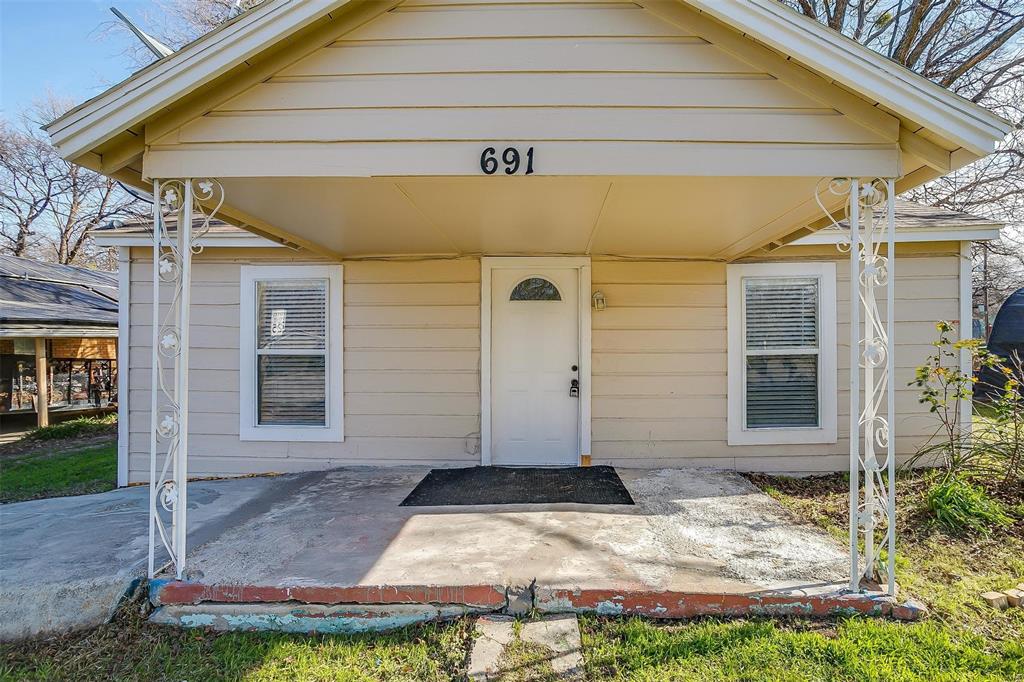 Perfect starter home or rental property.  3-bed, 1-bath home in West Fort Worth. Vinyl plank flooring throughout, lots of storage, and cabinetry in the kitchen. Stove-Oven included. Tub with tile surround in bathroom. The spacious utility room accommodates a full-size washer and dryer, with plenty of extra storage. Enjoy the fully fenced backyard. Located close to schools and shopping. Just a couple of blocks over from White Settlement Central Park. Minutes from Lockheed Martin, Downtown Fort Worth, and major highways. Come and make this one your own.
