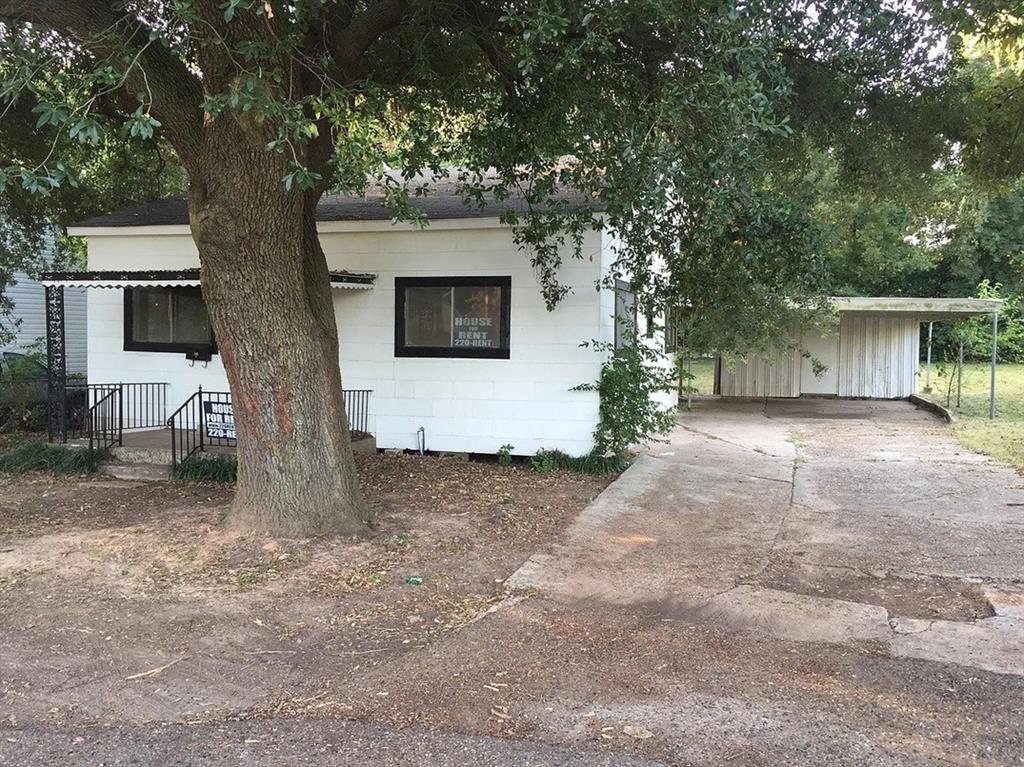 Rental income opportunity!! This property is currently vacant but has a potential rental rate of $850 per month. 
Contact the listing agent via text to inquire further. Bring all offers!!