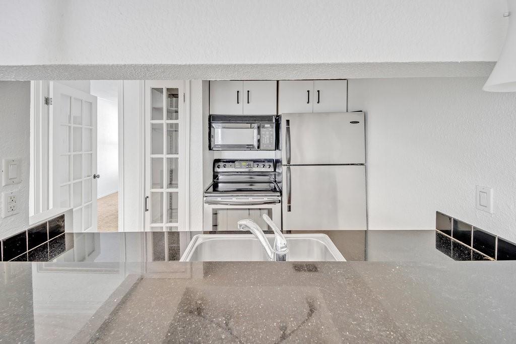 LA ESCONDIDA CONDOMINIUM - Residential Lease