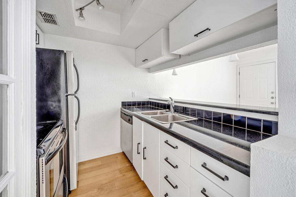 LA ESCONDIDA CONDOMINIUM - Residential Lease