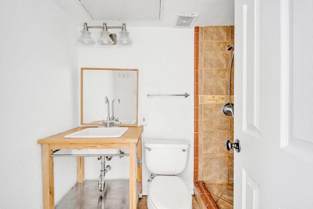 LA ESCONDIDA CONDOMINIUM - Residential Lease