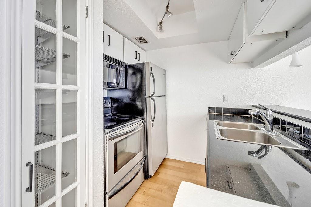 LA ESCONDIDA CONDOMINIUM - Residential Lease