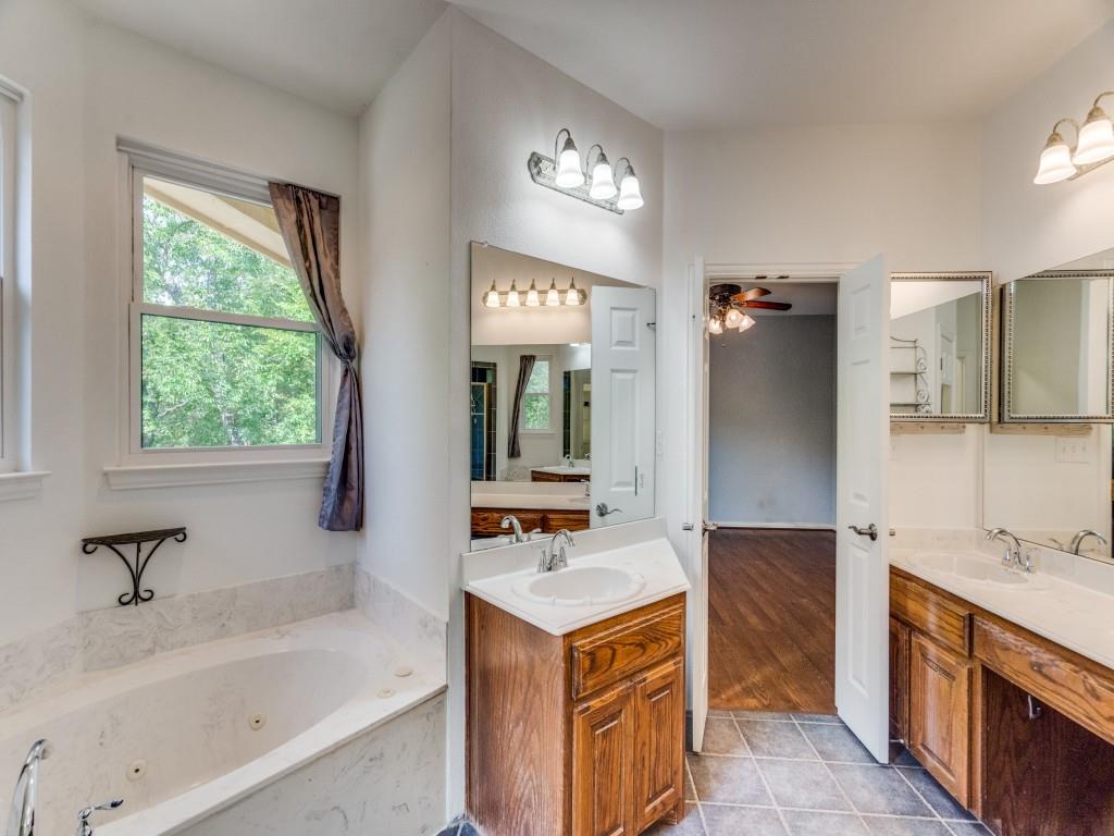 Emerald Sound At Lake Lewisvil - Residential
