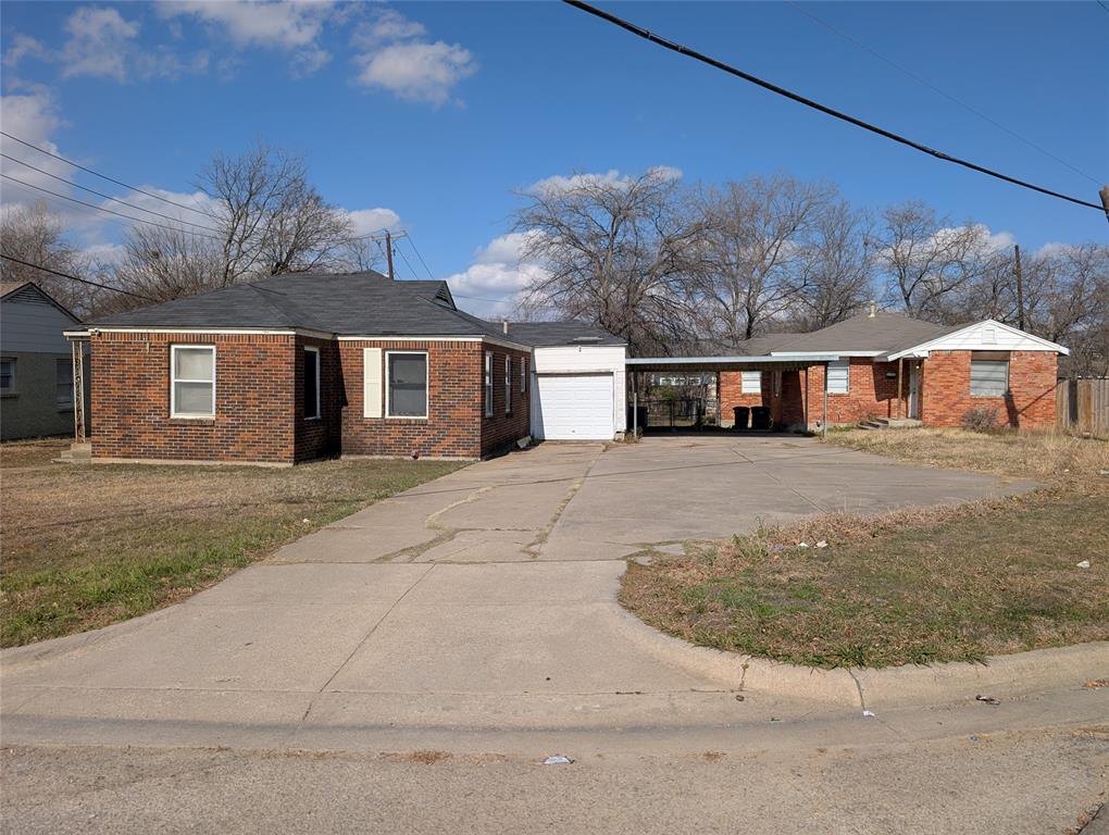 Full Duplex, two separate units each roughly 1000 sq ft. Large lot with plenty of parking. Hard wood floors throughout both units. The unit on the right has 3 bedrooms, 1 bath, living room and kitchen. The unit on the left has 2 bedrooms, 1 bath, kitchen, living room and dining room.