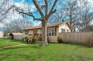 STUNNING INSIDE! This 3 bedroom, open concept home has been completely updated and is ready for new people! Updates inside include NEW WINDOWS, NEW APPLIANCES, NEW FLOORING! Features outside include beautiful well-maintained deck, storage shed with workbench, Privacy Fencing, in-ground storm shelter and a NEW ROOF (2019).Situated in a quiet, established Sherman neighborhood on an oversized lot provides comfort inside and out. The Carport is over-sized as well and has built in storage capability. Location is prime to take advantage of the Community's many dining and shopping options, schools and the NEW entertainment and bowling center! All to verify schools, measurements, and other features.
Applicants to complete an online application. Ask for link.