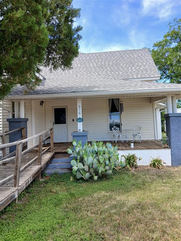 LOOKING FOR SOMETHING WITH HISTORY AND CHARM OR A MOVE IN READY HOME FOR THE FAMILY. THIS HOME HAS 3 BEDROOMS, 1 BATHROOM WITH 12' CEILINGS 1,755 SQ. FT. THERE IS A LARGE LIVING AREA, LARGE SITTING ROOM AND NICE SIZE OFFICE SPACE, PLAY ROOM OR NURSERY. THIS HOME IS SET UP AS AN AIRBNB BUT WOULD MAKE A GREAT FAMILY HOME. WITH AN EAT IN KITCHEN, NICE DINING AREA AND A FULL SIZE LAUNDRY ROOM. THERE IS A LARGE METAL CARPORT WITH ROOM FOR AN RV OR 3 MAYBE 4 CARS, COMES WITH 2 METAL STORAGE BUILDINGS. THE EXTRA LOT HAS A GATE FOR EASY DRIVE THROUGH ACCESS. 

MAKE YOUR APPOINTMENT TO SEE THIS HOME TODAY!

BOOKING DATES ARE JULY 10,11&12TH, JULY 31ST TIL AUG. 2ND AND AUG. 8TH AND 9TH. AIRBNB STAYS BUSY AND THEY HAVE OTHER BUSINESS SO NO LONGER HAVE THE TIME FOR THIS ONE. IMMEDIATE INCOME FROM AIRBNB!

ALL FURNISHINGS GO WITH THE HOME INCLUDING APPLICANCES, LINENS AND HOME DECOR.