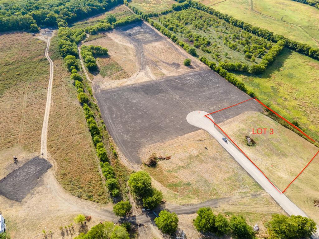 AMAZING...SECLUDED...LAST LOT AVAILABLE!  This is a great 1.5 acre tract, very hard to find so close to Everything!!! You can build a tradiitional home with brick, stone or a Bardominium must be miniimum of 2,500 sq ft wiith a 2 car garage.  You will have great pasture views, access to two private ponds and much more.