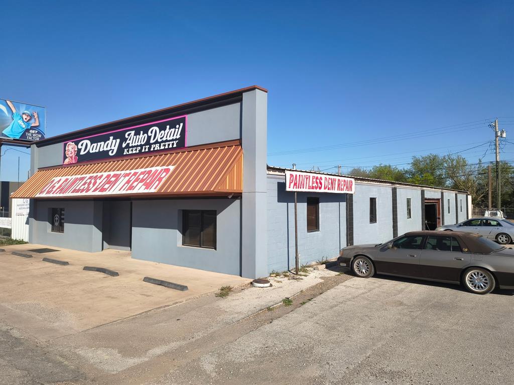 PACKAGE DEAL — 1939 & 1941 S Treadaway sold together. 10,700 SF across two buildings on 0.88 

Great buy on 2 Heavy Industrial HIGH traffic, HIGH visibility locations. Sale will include both properties at 1939 & 1941 S Treadaway.  Approx 2k sq ft of showroom and office space, approx 6k sq ft of shop space, 2k sq ft of storage, fenced yard, Large canopy, and ample parking.  Ideal for many types of businesses

Buyer to verify all measurements and information within listing