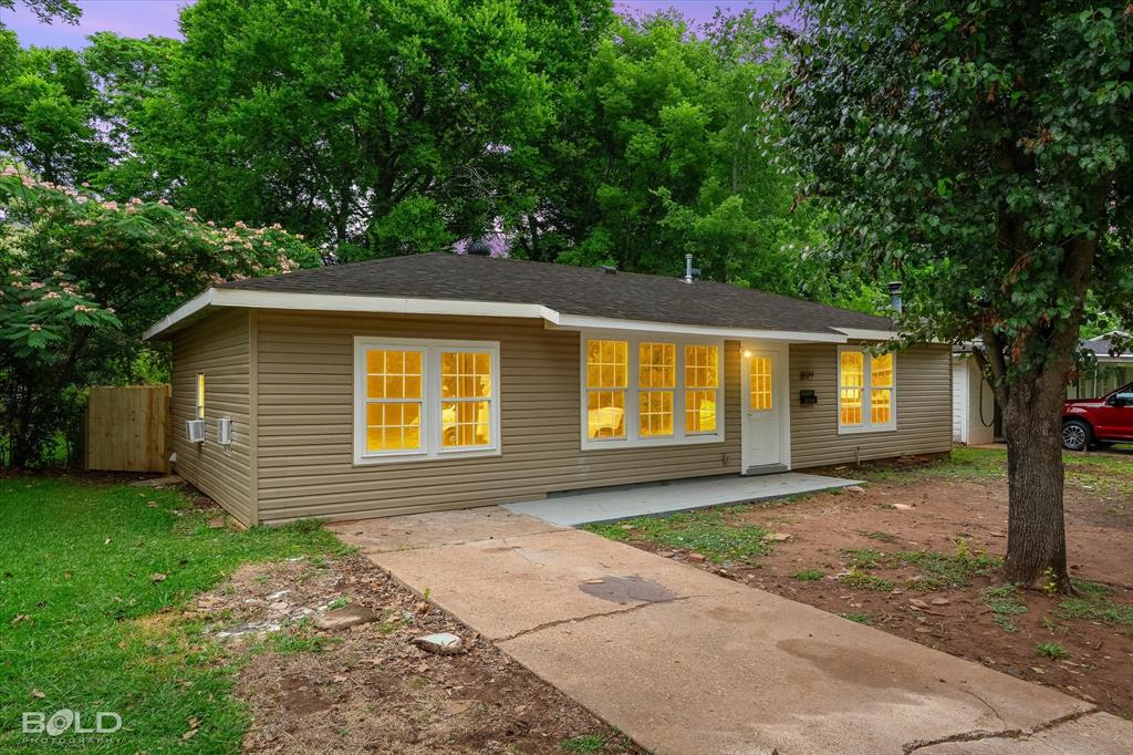UPDATED HOME WITH SPACE, POTENTIAL & AN INCREDIBLE LOCATION IN BOSSIER!
Welcome to 1809 Leslie Street in Bossier City, a spacious and updated home conveniently located near the highly traveled Benton Road and Airline Drive corridors, placing you just minutes from shopping centers, restaurants, grocery stores, schools, entertainment, medical facilities, and everyday conveniences.
This property offers the flexibility of a potential 5 bedroom layout with 2 full bathrooms. Currently, 2 bedrooms are traditional bedrooms, while 3 additional rooms are being used as bedrooms but do not currently feature closets. With the addition of closets, this home could easily function as a full 5 bedroom property, making it ideal for larger families, multi purpose living spaces, guest rooms, office areas, or hobby rooms.
Inside, you’ll find several recent updates including new flooring throughout, a new roof installed approximately 2 years ago, and a brand new water heater already in place. The home also features a large front yard and an oversized backyard with plenty of space for entertaining, pets, kids, gardening, or future outdoor improvements.
This property was appraised for over $150,000, but due to the home currently not having an HVAC unit installed, the seller has priced the home accordingly below appraised value, creating a fantastic opportunity for buyers looking to add their own HVAC system and build instant equity.
Conveniently located near area schools, parks, dining, and major Bossier City shopping destinations, this home offers both accessibility and potential at an affordable price point.