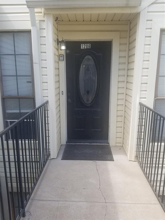 Nice one bedroom condo with a loft that can easily be used as a 2nd bedroom or study. Downstairs has crown molding, crown tile and wood floors. The pricing reflects the need for some updating. Property has community pool, great for summertime heat. Great condo in the middle of DFW's entertainment district.  Quick Hwy access to 360 and 30 for Six Flags, Cowboys, Texas Live!
