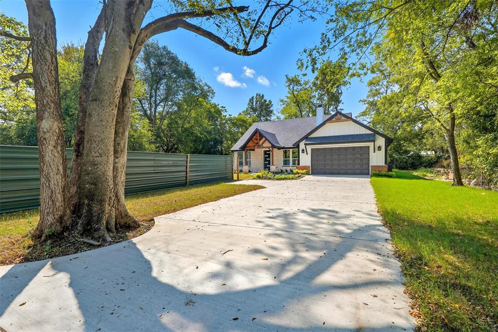 Stunning brand-new 2025 build in the heart of Sulphur Springs! This stylish 4-bed, 2.5-bath home blends comfort and convenience with a wide-open layout and modern finishes throughout. A huge living room flows into an open-concept kitchen featuring a large island, abundant cabinetry, and sleek appliances—perfect for everyday living and entertaining. The spacious primary suite offers a serene retreat with a walk-in closet, while the secondary bedrooms provide great flexibility for family, guests, or a home office 4 generous bedrooms and 2.5 thoughtfully designed bathrooms
Expansive living area with great natural light
Open kitchen with island seating and dining space
Walk-in closets for ample storage
Modern 2025 construction for energy efficiency and low maintenance
Prime location close to it all—enjoy an easy walk to a nearby park, top schools, shopping centers, and popular restaurants. This move-in-ready home delivers the best of Sulphur Springs living new construction, smart design, and everyday convenience. Schedule your tour and make it yours!