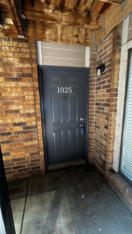 The perfect first home—updated, move-in ready, and in a prime Dallas location
Updated ground-level condo located at 8109 Skillman St Apt 1025, Dallas, TX 75231, in the desirable Lake Highlands area. This property features 2 bedrooms, 2 bathrooms, and approximately 1,047 square feet of well-designed living space, combining comfort and functionality.
Interior features include fresh paint, laminate flooring, and modern designer lighting. The property also includes all major appliances—dishwasher, garbage disposal, refrigerator, and microwave—making it completely move-in ready. Additionally, a projector screen is already installed in the living area, perfect for home entertainment.
The spacious living area offers a cozy wood-burning fireplace and direct access to a private patio, ideal for relaxing or entertaining. The laundry area is conveniently located in the hallway to maximize accessibility.
Both bedrooms are generously sized and feature walk-in closets, offering privacy and flexibility—ideal for a first home, roommates, guests, or a home office setup.
The property includes one assigned covered parking space and additional guest parking. HOA dues cover water, trash, exterior maintenance, and access to community amenities such as a swimming pool, providing a low-maintenance lifestyle.
Conveniently located just minutes from US-75 and I-635, with easy access to Central Market, White Rock Lake, DART Rail, shopping, dining, parks, and entertainment.