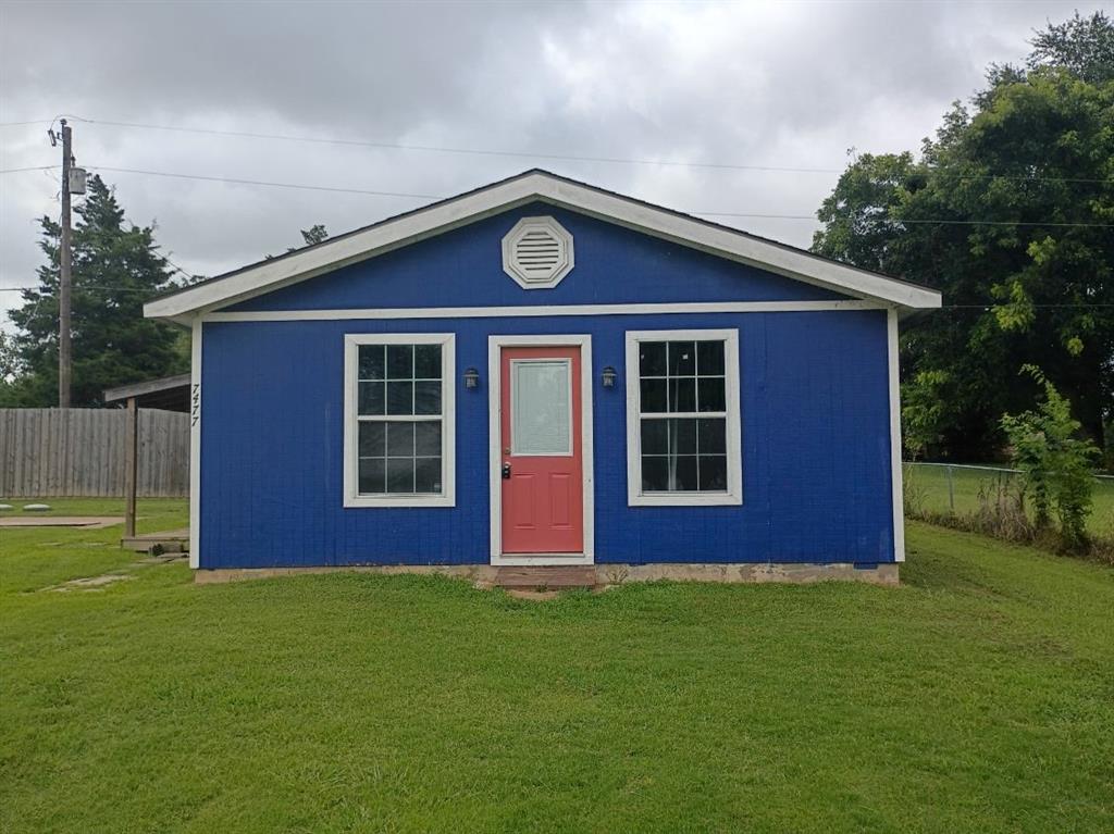 Incredible opportunity near Lake Tawakoni! This cozy 3-bed, 2-bath home offers beautiful water views right from your front porch. Featuring a spacious open-concept floor plan, this property is move-in ready with all appliances included. Residents enjoy exclusive access to a community park with a private boat ramp, fishing pier, and sandy beach. Ideal for a weekend retreat, short-term rental potential, or cozy year-round living. Launch your boat and start reeling in the bass and catfish today.