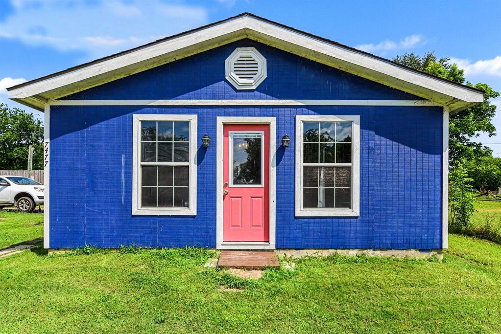 Incredible opportunity near Lake Tawakoni! This cozy 3-bed, 2-bath home offers beautiful water views right from your front porch. Featuring a spacious open-concept floor plan, this property is move-in ready with all appliances included. Residents enjoy exclusive access to a community park with a private boat ramp, fishing pier, and sandy beach. Ideal for a weekend retreat, short-term rental potential, or cozy year-round living. Launch your boat and start reeling in the bass and catfish today.